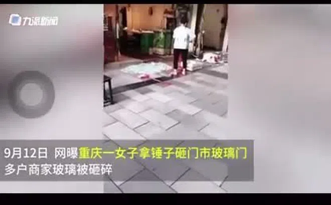 Clip: Người phụ nữ đập phá hàng chục cửa hàng, xô đổ loạt xe máy trên vỉa hè vì muốn "giải tỏa stress"