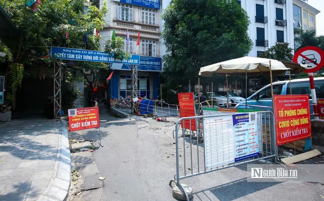 Hà Nội nới lỏng, người dân vẫn phải chui qua chốt để ra ngoài