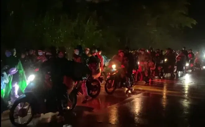 Xót xa cảnh đoàn người hồi hương xuyên đêm vật lộn trong mưa lũ