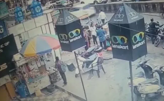 Clip: Đường điện cao thế phát nổ khiến 4 người đổ gục xuống đất