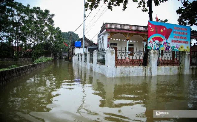 Hà Nội: Hơn 100 hộ dân bị cô lập trong “biển” nước
