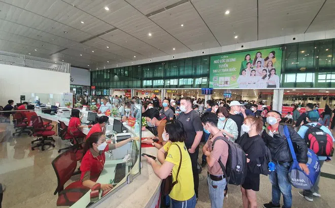 Ảnh: Hàng nghìn người về quê đón Tết, sân bay Tân Sơn Nhất chật kín