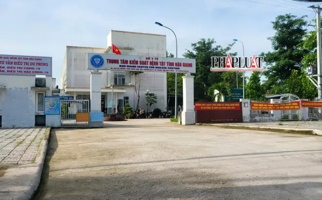 Bắt tạm giam nguyên Giám đốc CDC Hậu Giang và 2 thuộc cấp