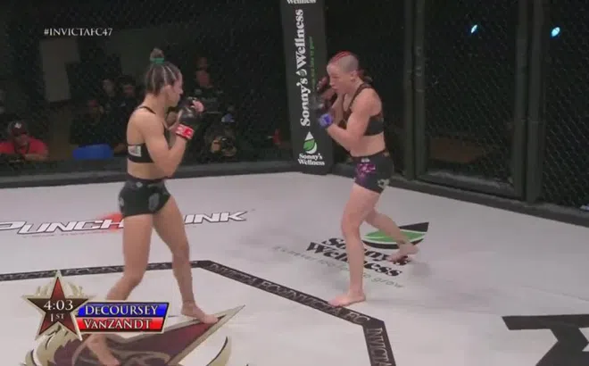 Video: Nữ võ sĩ đấm móc liên tiếp khiến đối thủ ngã gục