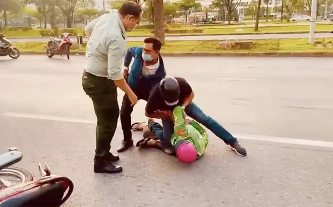 Bảo vệ Phú Mỹ Hưng lập barie, chặn bắt 2 tên cướp giật điện thoại của người đi bộ