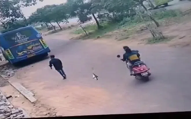 Clip: Đang lưu thông trên đường, người phụ nữ bất ngờ bị hai tên cướp giật dây chuyền