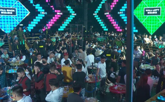 Phát hiện một đối tượng đi quán bar mang theo súng và 25 viên đạn