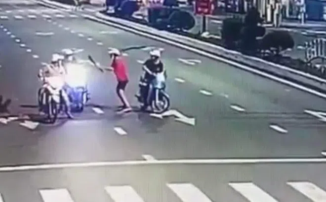 Vụ chém người kinh hoàng khi dừng đèn đỏ: Camera ghi gì?