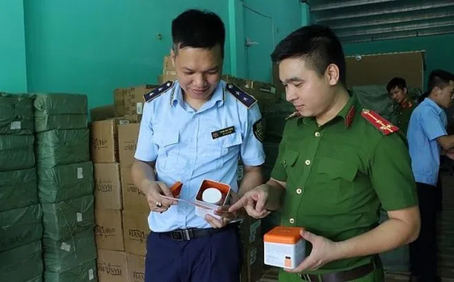 Tạm giữ 20 tấn nước hoa, mỹ phẩm “ngoại” từ kho chứa hàng không số, không biển hiệu