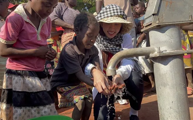 Hoa hậu Thuỳ Tiên cực giản dị, đi xe máy làm từ thiện khiến ai cũng ngợi khen