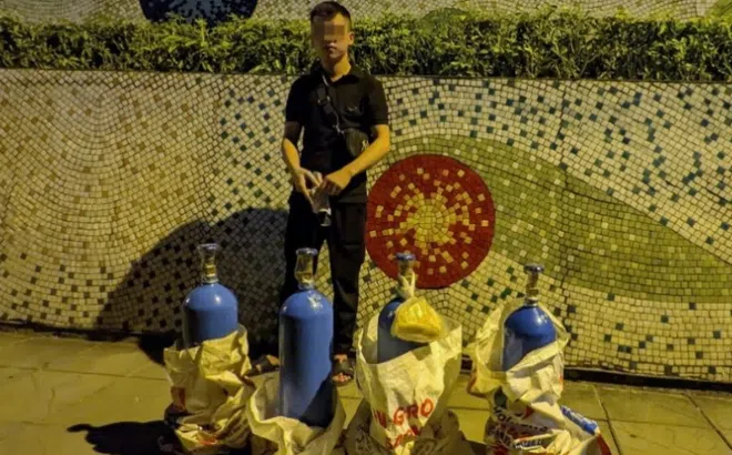 Nam thanh niên điều khiển xe máy lạng lách, ship "bóng cười" cho khách