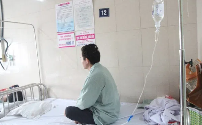 Người đàn ông chảy máu mũi ồ ạt sau khi sốt cao nhiều ngày