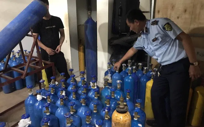 Theo chân “shipper”, phát hiện bí mật đằng sau cánh cửa cuốn ở bãi đất trống