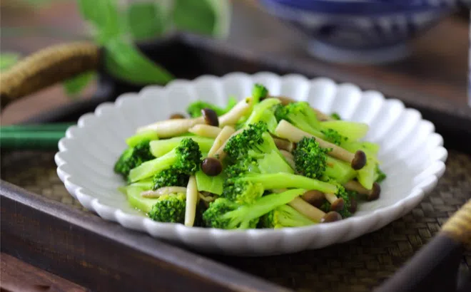 Nên gắp rau hay gắp thịt trước khi ngồi vào mâm cơm?