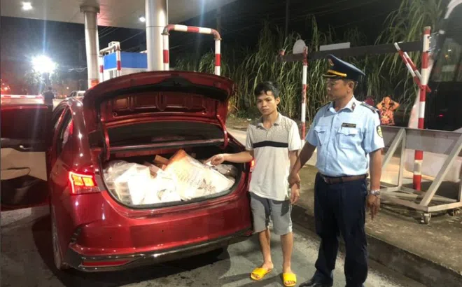Long An: Bắt giữ đối tượng vận chuyển gần 10.000 bao thuốc lá lậu