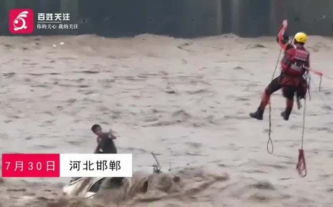 "Nghẹt thở" giải cứu người đàn ông mắc kẹt trên ô tô giữa dòng lũ chảy xiết