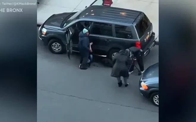 Clip: Người phụ nữ tung đòn quật ngã tên trộm ô tô giữa phố