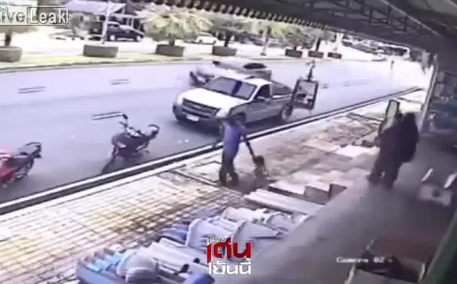 Clip: Ô tô mất lái lao loạn xạ trên phố, gia đình 4 người thoát chết