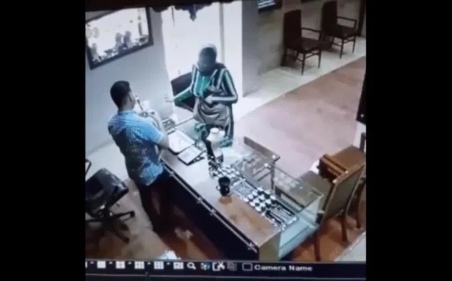 Clip: Xịt hơi cay cướp trang sức, người phụ nữ nhận ngay kết đắng