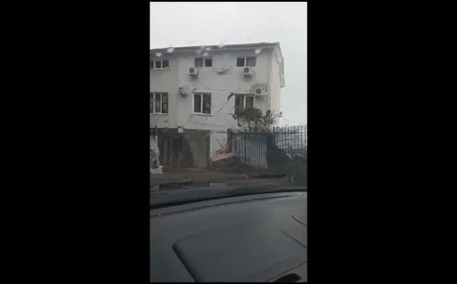 Clip: Tòa nhà 3 tầng bị sập khi một cơn bão dữ dội tấn công