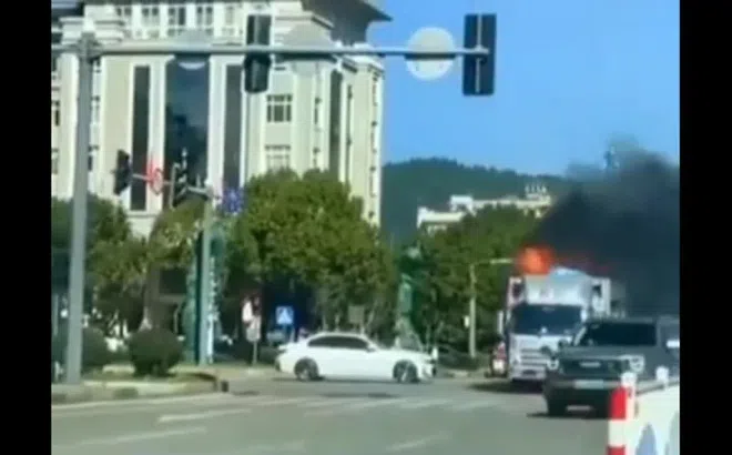 Xe tải bất ngờ bốc cháy dữ dội, tài xế có màn xử lý cực thông minh