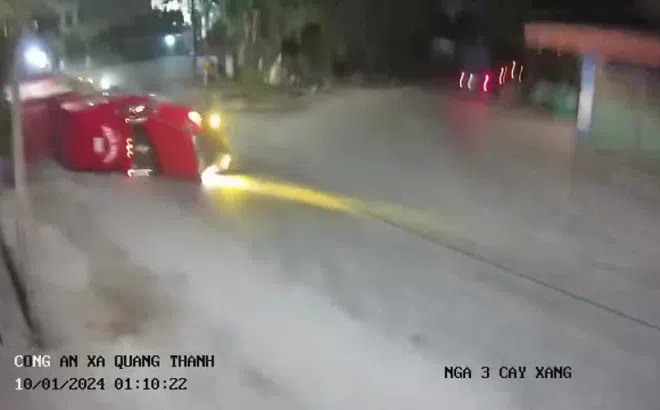 Clip: Đang vào cua, container lật nghiêng trong đêm