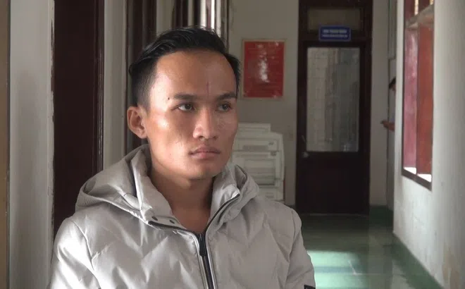 Bắt chủ quán karaoke tra tấn nữ tiếp viên như thời trung cổ