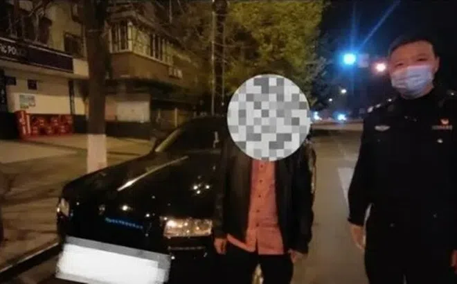 Đi Rolls-Royce ngang nhiên tạt đầu xe khác, người đàn ông phải nộp phạt 700 triệu đồng