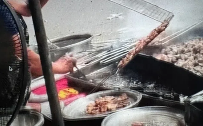 Vụ quán bún chả "rửa thịt" bằng nước than đen ngòm: Phạt chủ quán 3,5 triệu đồng