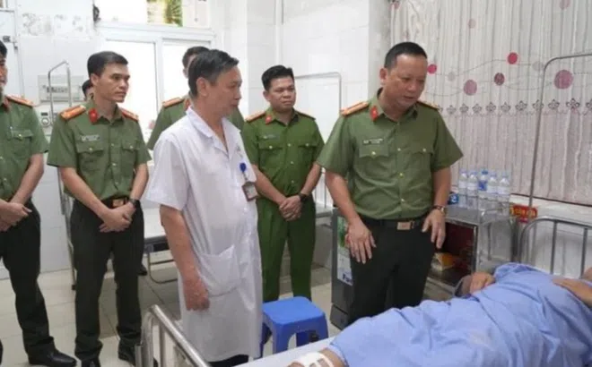 Tạm giữ tài xế tăng ga tông ngã đại úy CSGT trọng thương ở Hà Nội