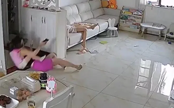 Clip: Để con gái ôm cổ, người phụ nữ đột nhiên ngã xuống sàn ngất xỉu