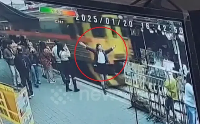 Clip: Đứng chụp ảnh tự sướng, người phụ nữ bị tàu hỏa đâm trúng, kéo lê trên đường ray