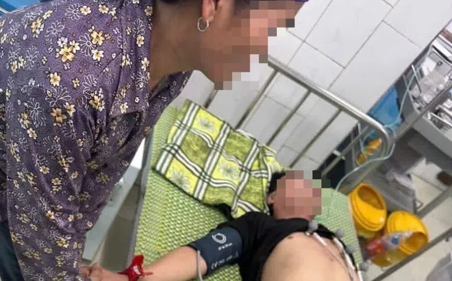 Cận cảnh phút sinh tử: Đại úy Công an Hải Phòng cứu người đàn ông định nhảy cầu