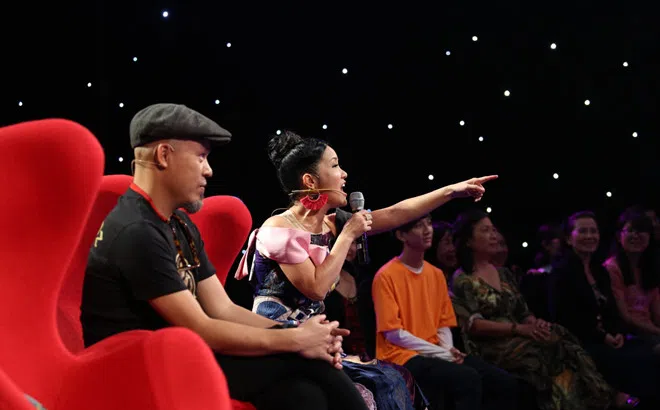 Đạo diễn trẻ đẹp trai, hát nồng nàn khiến Hồng Nhung phấn khích