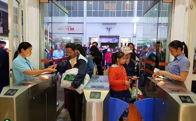 Tàu, máy bay, buýt tăng  cường chuyến phục vụ lễ 30/4