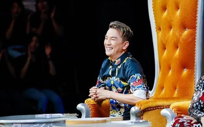 Đàm Vĩnh Hưng đứng hình xem bản lỗi hát hit Nửa vầng trăng