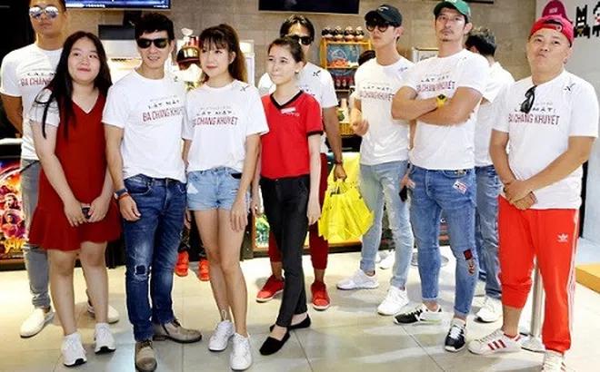 Vợ chồng Lý Hải mặc ton-sur-ton đi giao lưu với khán giả