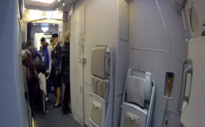 Nhà vệ sinh trên máy bay hoạt động như thế nào ?