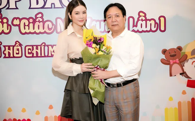 Lý Nhã Kỳ hào hứng với nghệ thuật \'múa rối\' truyền thống 