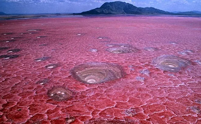Chiêm ngưỡng hồ nước đỏ kỳ lạ đẹp mê hoặc nhưng cũng nguy hiểm vô cùng