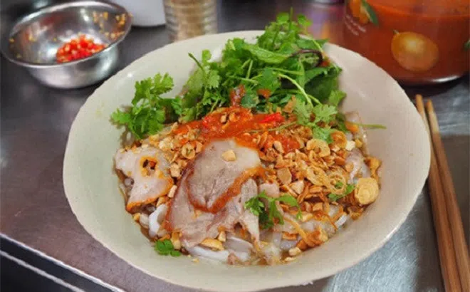 Quán phở tíu đông khách suốt 40 năm nổi tiếng trong ngõ nhỏ ở Hà Nội