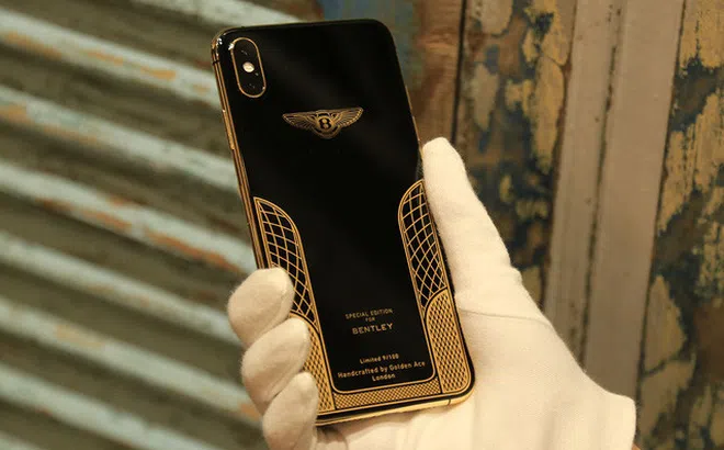 Cận cảnh iPhone XS Max mạ vàng 18k đầu tiên ở Việt Nam