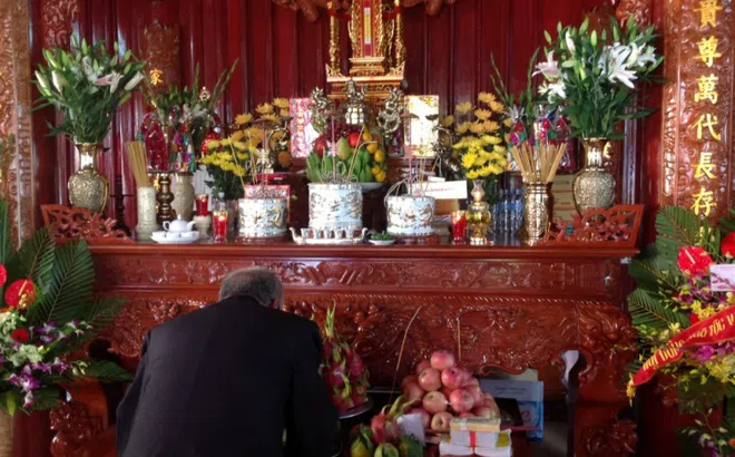 Vị trí bát hương trên bàn thờ gia tiên để thế nào cho đúng và chuẩn 