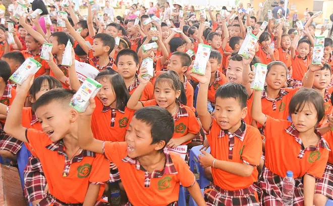 Quỹ sữa Vươn cao Việt Nam và Vinamilk chung tay vì trẻ em Hưng Yên