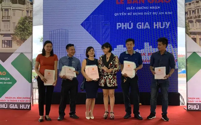 Khách hàng vui mừng nhận bàn giao quyền sử dụng đất từ công ty Phú Hồng Thịnh