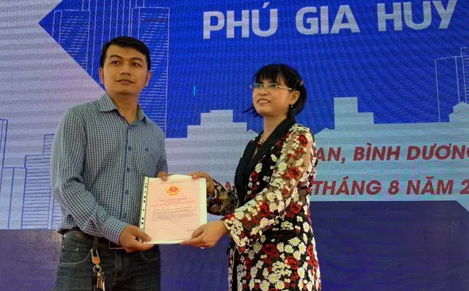 Hàng trăm khách hàng vui mừng khi nhận GCNQSDĐ từ chủ đầu tư Phú Hồng Thịnh