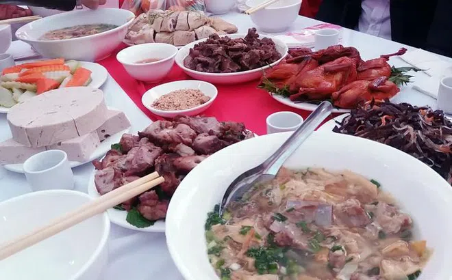 Hơn 90 người nhập viện cấp cứu sau khi ăn cỗ cưới