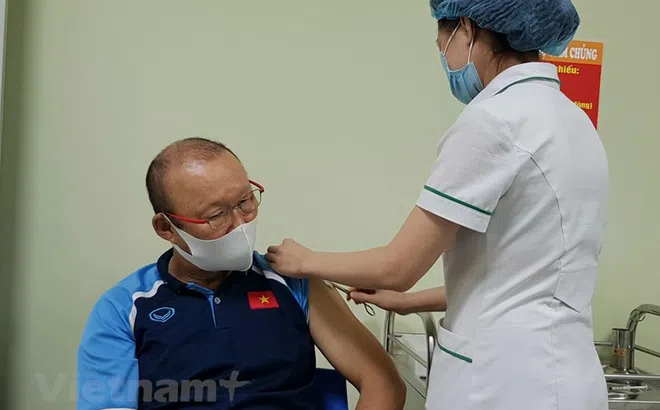 Cận cảnh huấn luyện viên Park Hang-seo tiêm vaccine ngừa COVID-19