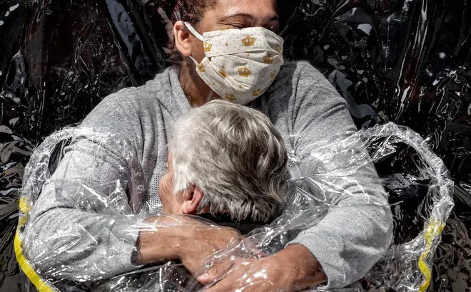 “Chiếc ôm đầu tiên” giữa dịch COVID-19 đoạt giải Ảnh Báo chí thế giới năm 2021