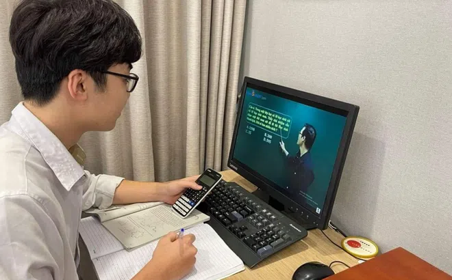 Học sinh Hà Nội thi thử trực tuyến: Làm sao để phòng chống gian lận?